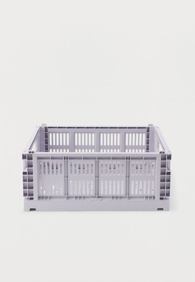 Πτυσσόμενο πλαστικό δοχείο αποθήκευσης ανοιχτού γκρι χρώματος με σχισμές στις πλευρές και στη βάση, εμφανίζεται άδειο και ανοιχτό πάνω σε λευκό φόντο.