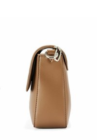 Brązowa skórzana torebka z metalowym srebrnym pierścieniem i gładkim detalem szwów, przedstawiona z boku na białym tle.