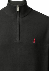 Schwarzer Reißverschluss-Pullover aus Strickstoff. Merkmale einen hohen Kragen, einen silbernen Reißverschluss und ein rotes gesticktes Logo auf der Brust.