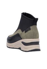 Bottines noires et vert olive avec un dessus en tissu extensible, un panneau en daim et une semelle épaisse. Présente une languette à l'arrière et des accents texturés.