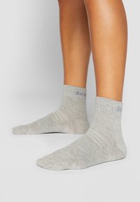 Unselected, light grey melange