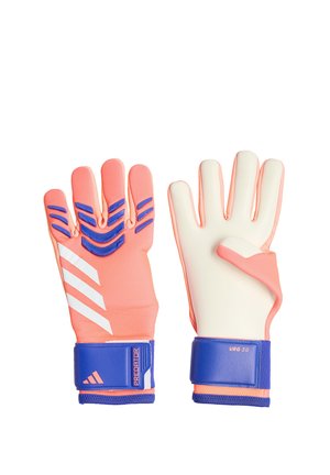 Paire de gants de gardien Adidas Predator 3.0 en corail vif, avec des sangles violettes au poignet et des paumes blanches antidérapantes, montrés de la paume et du dos.