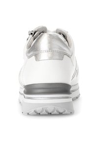 Witte sneaker met een metallic zilveren hielaccent, gestructureerde bovenkant, grijze zool en ritssluiting aan de achterkant. Lichtgewicht ontwerp voor comfort.
