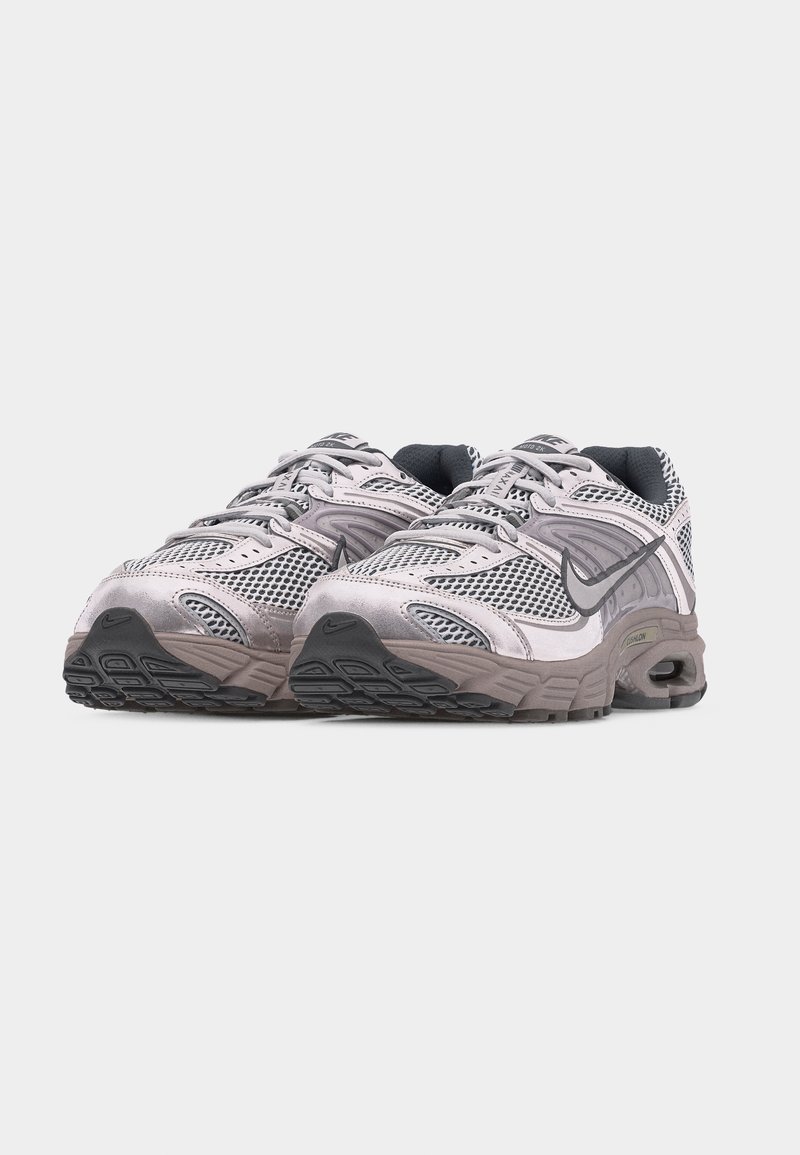 Nike Sportswear AIR MAX MOTO 2K - Tenisky - vast grey/college grey/iron grey/cave stone white/black/metallic silver-coloured/photon dust