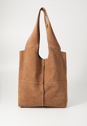 Bolsa tote de camurça castanha com duas alças largas, uma abertura em recorte e um detalhe trançado central, apresentando uma textura suave e um design minimalista.