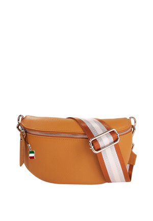 Sac banane en cuir beige avec fermeture éclair argentée, sangle en tissu rayé marron et blanc réglable, et petit charm en forme de drapeau italien sur la fermeture éclair.