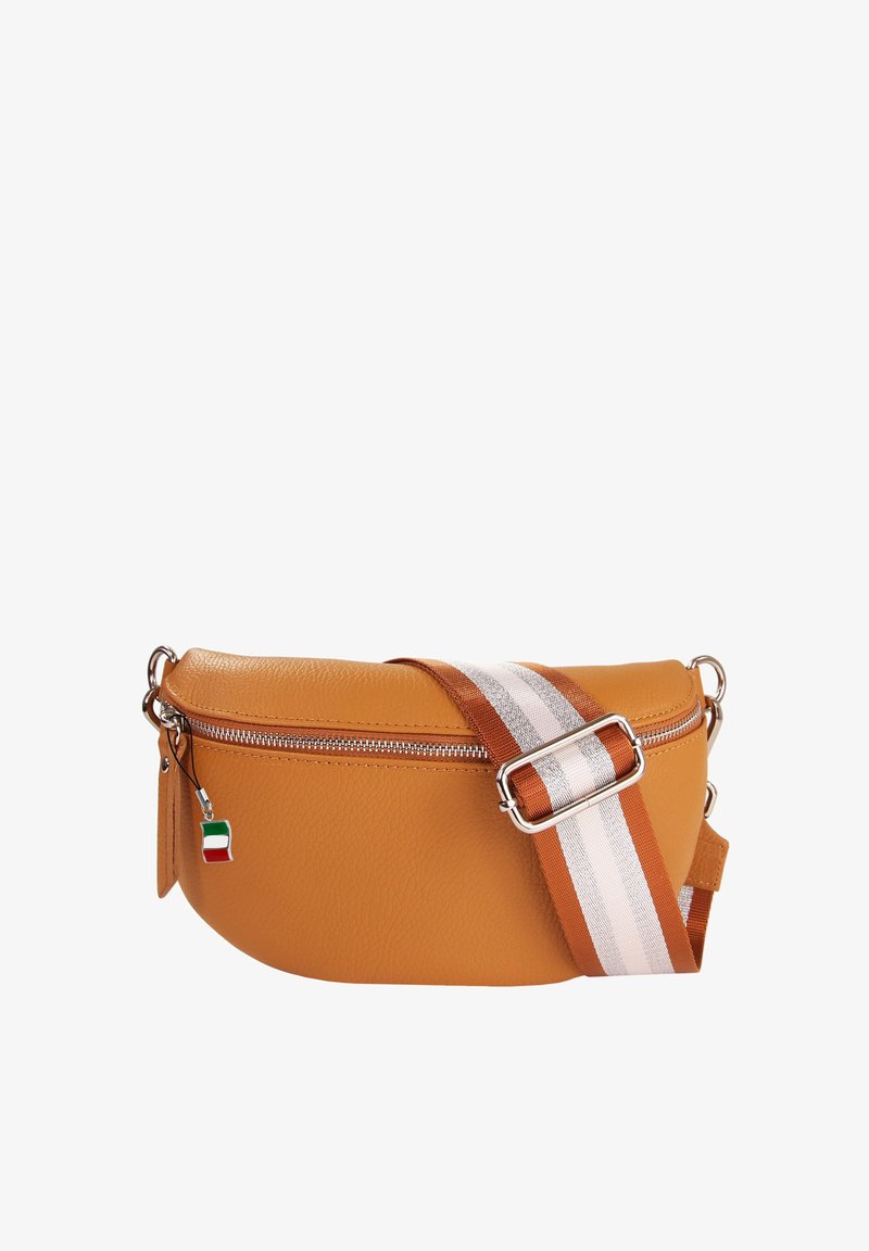 Sac banane en cuir beige avec fermeture éclair argentée, sangle en tissu rayé marron et blanc réglable, et petit charm en forme de drapeau italien sur la fermeture éclair.