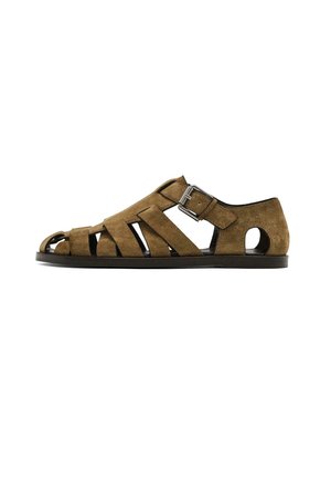 Sandalo in suede marrone con più cinturini orizzontali e verticali, punta aperta, chiusura regolabile con fibbia e suola nera piatta.