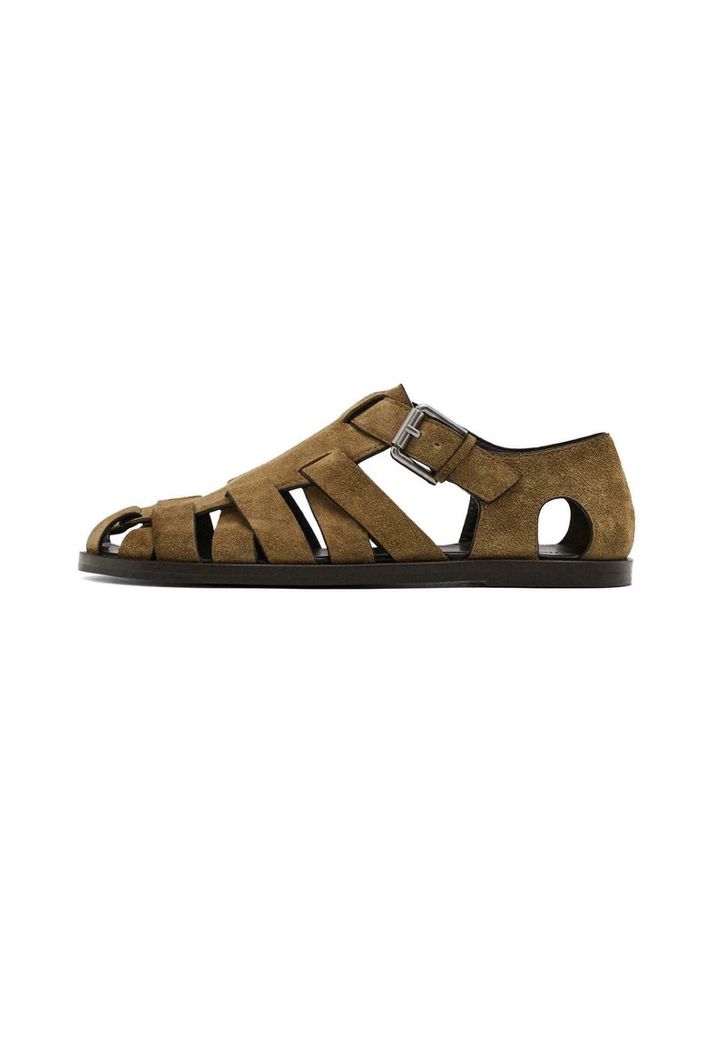Sandalo in suede marrone con più cinturini orizzontali e verticali, punta aperta, chiusura regolabile con fibbia e suola nera piatta.