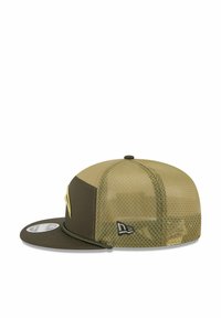 Baseballkappe mit einem dunkelolivgrünen Schirm und Netzrücken. Mit einem Logo an der Seite und einem Rautenmuster auf dem Netz.