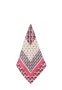 Silk tørklæde med et levende geometrisk mønster i pink, rød, gul og grøn. Trekantet form med flerfarvede sektioner og en glat tekstur.