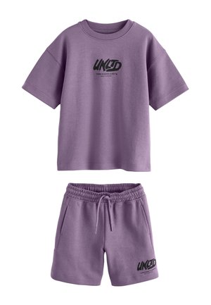 Next, REGULAR FIT - HEAVYWEIGHT SHORT SLEEVE T-SHIRT AND SHORTS SET  . - Træningsbukser - mauve purple
