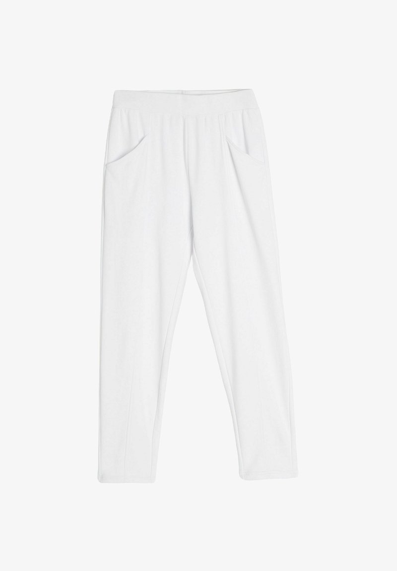 Białe, lekkie spodnie z elastycznym pasem i dwoma bocznymi kieszeniami; prosty krój nogawki o miękkiej fakturze i bez widocznych wzorów.