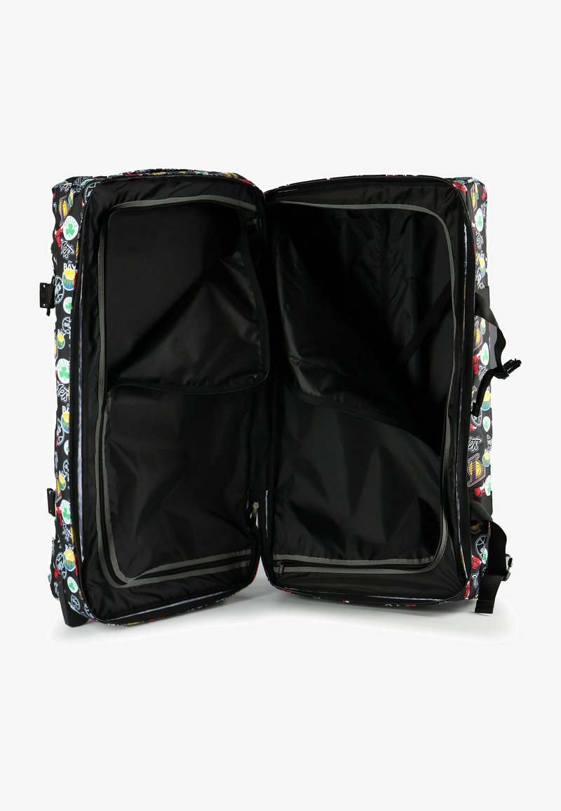 Grande borsa da viaggio nera con loghi sportivi colorati, aperta per mostrare due scomparti principali con divisori con cerniera e cinghie interne.