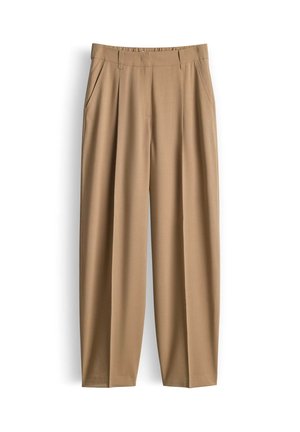 Beige plissé broek met hoge taille, zijzakken en ceintuurlussen, rechte pijpen, gepresenteerd tegen een witte achtergrond.