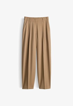 Pantalon beige taille haute plissé avec poches latérales et passants pour ceinture, coupe droite, présenté sur fond blanc.
