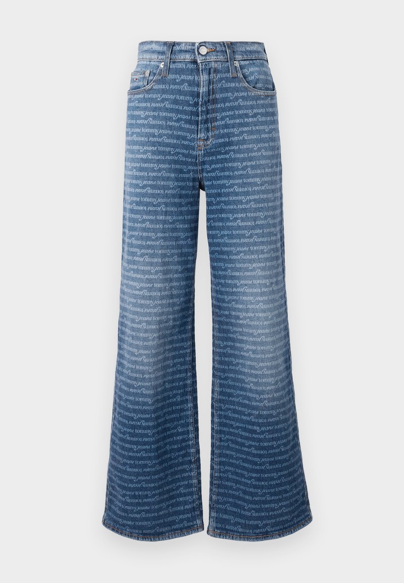 Weite Jeans mit hellblauem Waschung, ausgestattet mit einem wiederholten weißen Textmuster und einem klassischen Fünf-Taschen-Design.