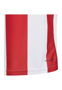 Maglietta atletica a righe verticali rossa e bianca con tessuto testurizzato. Presenta il marchio "AEROREADY" vicino all'orlo. Maniche corte, design leggero.