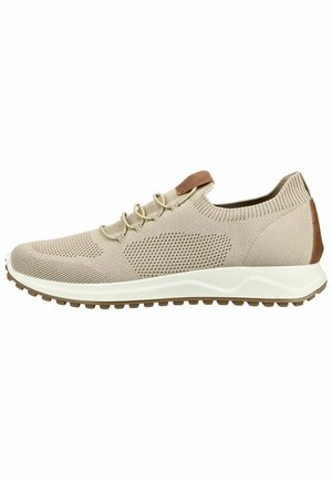 Sneaker in tessuto beige lavorato a maglia con collo elastico, linguetta in pelle marrone sul tallone, chiusura anteriore con lacci e suola bianca con battistrada marrone testurizzato.