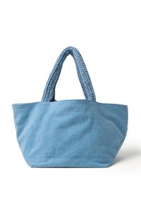 Blauwe canvas tas met gevlochten handvatten, gestructureerde vorm en een gladde textuur. Heeft een open bovenkant en gestikte accenten aan de onderkant.