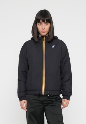 Doudoune noire avec une capuche, affichant une fermeture éclair avant avec des rayures jaunes et blanches, des poignets élastiques et un patch logo sur la poitrine.