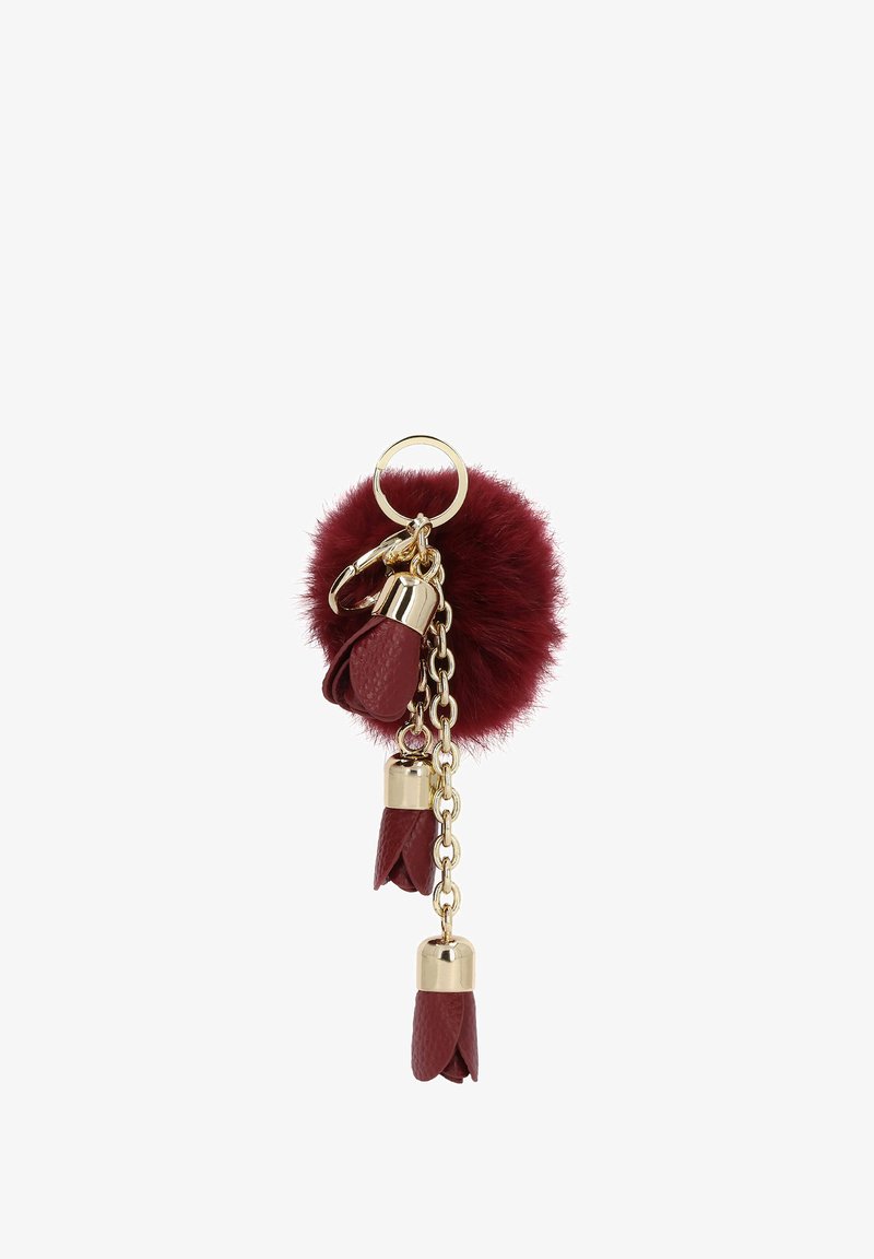 Burgundi spalvos pūkuotas pom-pom raktų pakabukas su auksinės spalvos detalėmis, kuriame yra du kabančios odinės akcentai. Grandinėlės detalė jungia komponentus.