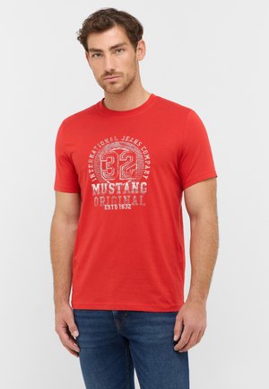 Rotes Baumwoll-T-Shirt mit kurzen Ärmeln, mit einem zentralen, im Vintage-Stil gedruckten weißen Logo "32 MUSTANG ORIGINAL".