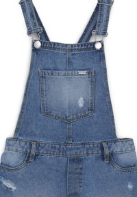 Salopette in denim azzurro, con spalline regolabili, tasca frontale con dettagli sfilacciati e accenti di cucitura.