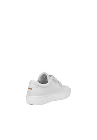 Sneaker bianca con una parte superiore testurizzata, chiusura con strap e suola in gomma. Presenta un accento marrone chiaro sul tallone.