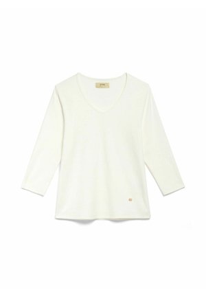 Biała koszula z długim rękawem i dekoltem w serek, z małym złotym logo blisko dolnego brzegu, prezentowana na jednolitym białym tle.