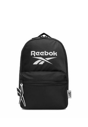 Mochila negra de Reebok con logo blanco, bolsillo frontal con cremallera, tirador de cremallera con marca y etiqueta lateral.