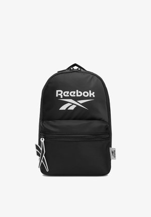 Czarny plecak Reebok z białym logo, przednią kieszenią na zamek oraz firmowym suwakiem i boczną metką.