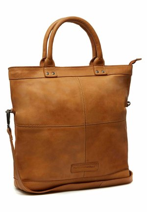 Borsa tote in pelle marrone con doppi manici superiori, una tracolla removibile e una texture liscia con pannelli cuciti e un branding discreto.