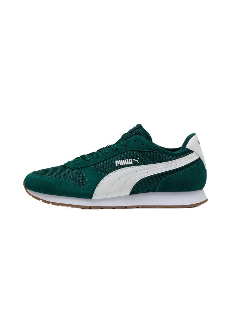 Adidași din suede verde cu dungi albe de accent, limbă din plasă, talpă din cauciuc și șireturi. Prezintă un logo Puma proeminent pe lateral.