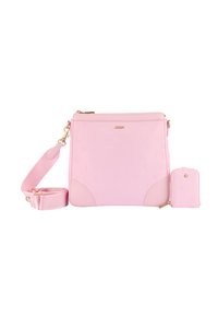 Różowa skórzana torebka crossbody z tłoczonym wzorem, złotymi akcentami, regulowanym paskiem i dopasowaną małą saszetką. Gładka tekstura, prostokątny kształt.