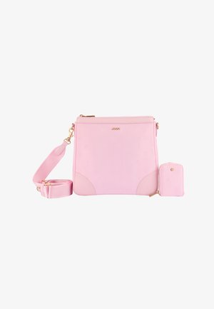 Roza usnjena torbica za čez ramo z embosiranim vzorcem, zlate kovinske dodatke, nastavljivim trakom in ujemajočo se majhno torbico. Gladka tekstura, pravokotna oblika.