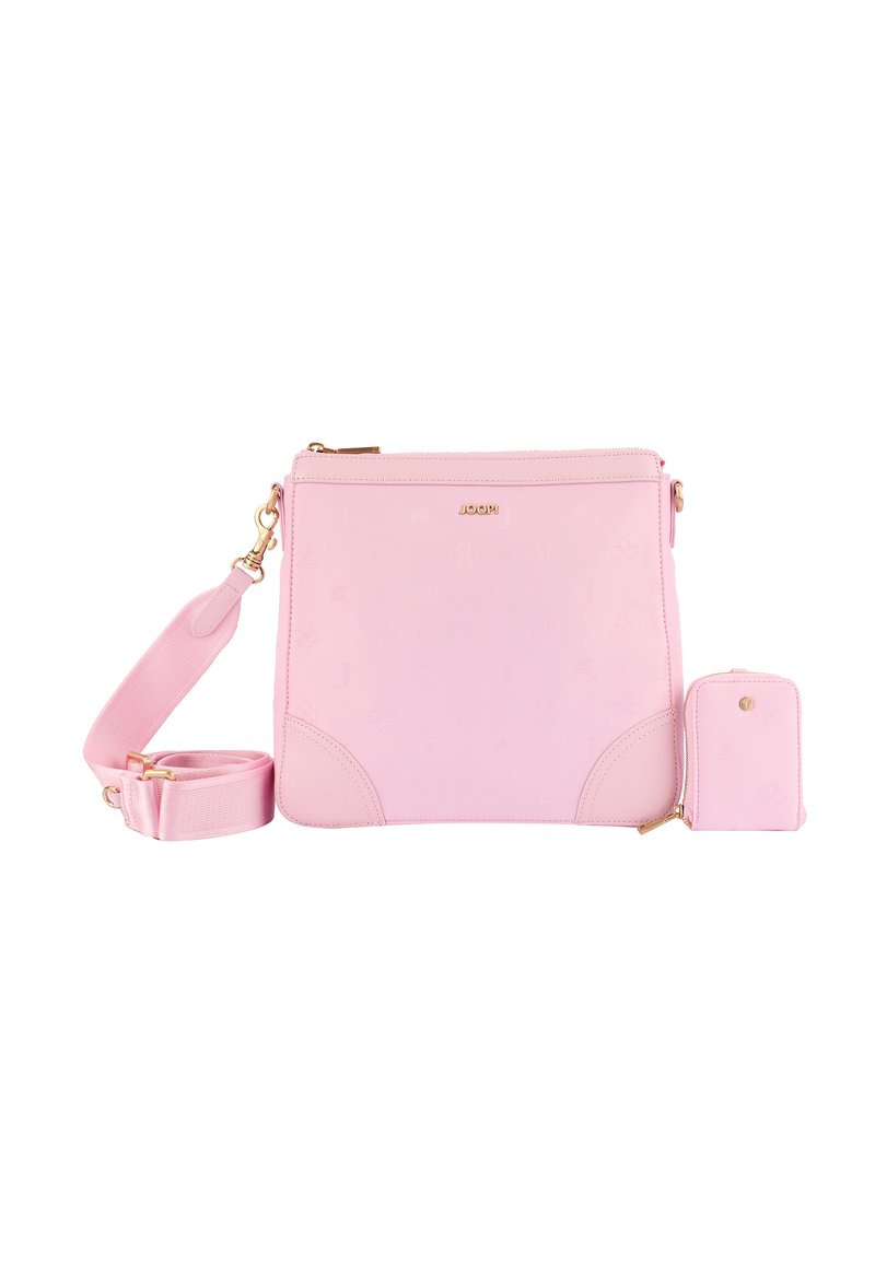 Różowa skórzana torebka crossbody z tłoczonym wzorem, złotymi akcentami, regulowanym paskiem i dopasowaną małą saszetką. Gładka tekstura, prostokątny kształt.