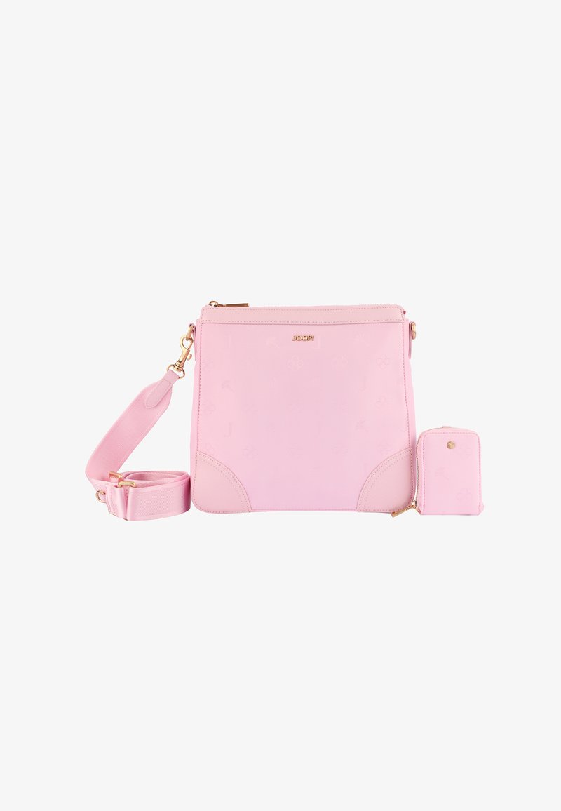 Różowa skórzana torebka crossbody z tłoczonym wzorem, złotymi akcentami, regulowanym paskiem i dopasowaną małą saszetką. Gładka tekstura, prostokątny kształt.
