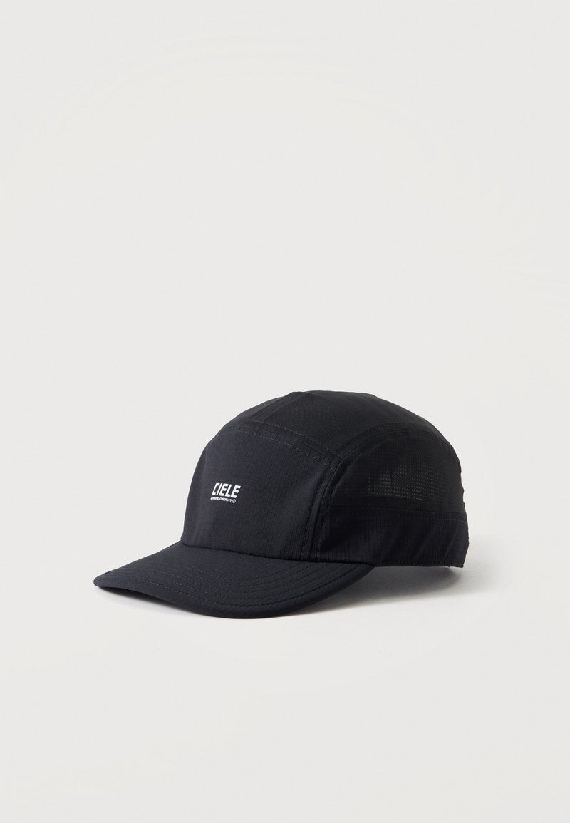 Casquette de baseball noire avec logo blanc "Ciele" sur le devant et panneaux latéraux en mesh, présentée sur un fond clair uni.