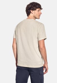 Khaki tričko s krátkým rukávem z lehké tkaniny, volného střihu s jemnou texturou; zadní pohled ukazuje plochý šev a kulatý výstřih.