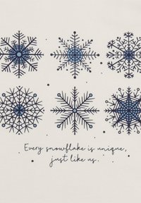 Der weiße Stoff zeigt sechs blaue Schneeflocken mit filigranen Formen und Mustern. Darunter steht handgeschriebener Text: "Jede Schneeflocke ist einzigartig, genau wie wir."