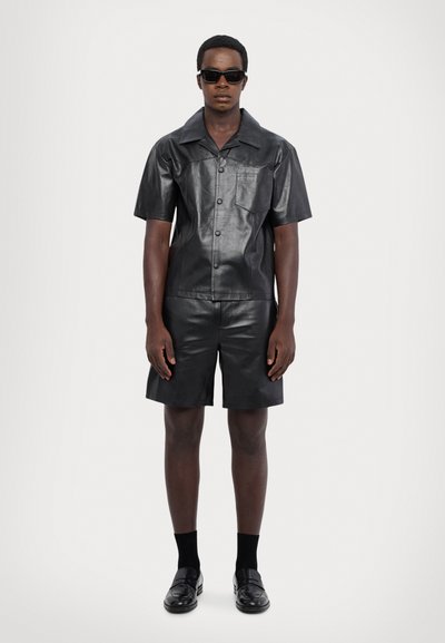 STUDIO ID EZRA  - Pluus - black