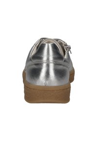 Silberne metallische Sneaker mit strukturiertem Finish, runder Form und Gummisohle. Mit Schnürsenkeln und einem kleinen Reißverschluss auf der Rückseite.