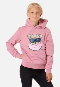 Rosa hoodie i mjukt tyg, med en grafik av en mops i solglasögon över en design av en vattenmelon. Med huva och ribbade ärmslut.