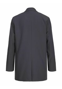 Tumehall blazer, millel on sisselõigatud krae, pikad varrukad ja üks tagumine vent. Sile kangas, mis on peene lõikega ja puhaste joontega.