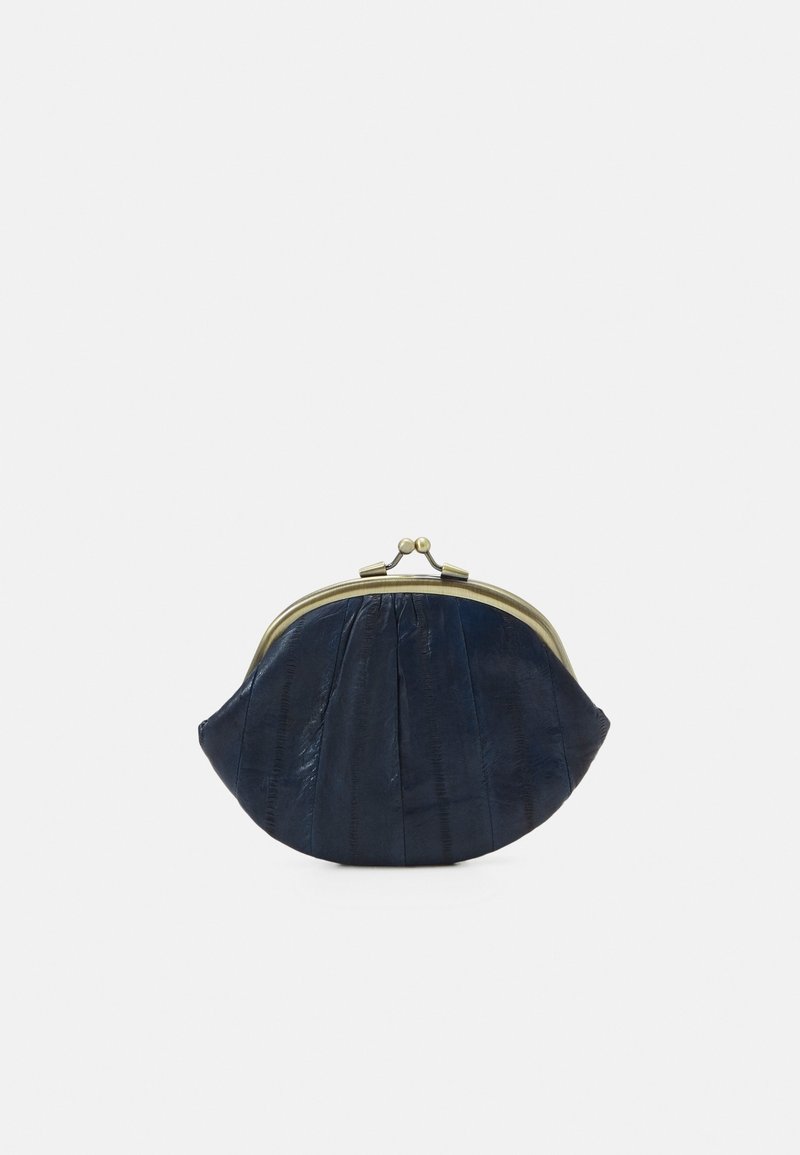 Petit porte-monnaie en cuir bleu foncé avec une fermeture à pince en laiton incurvée, texture plissée et fond arrondi.