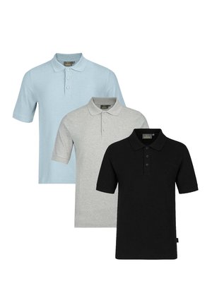 Tre polo shirt nei colori blu chiaro, grigio e nero. Ogni shirt presenta un colletto classico, maniche corte e tre bottoni sul davanti.