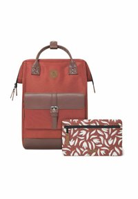 Roter Stoffrucksack mit braunen Lederakzenten, ausgestattet mit einem vorderen Klappdeckel und einer Schnallenverschluss. Enthält ein passendes Etui mit Blumenmuster.