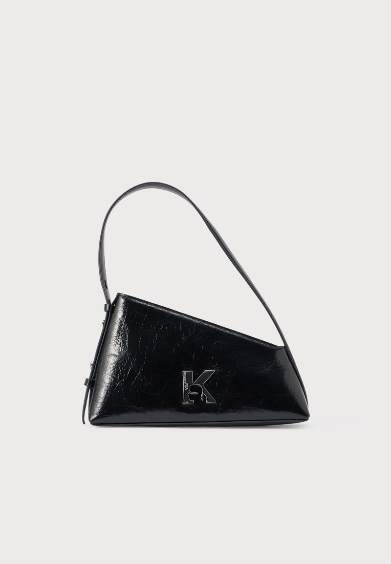 Mala triangular de couro preto brilhante com uma única alça e detalhe metálico com o logótipo "K" num fundo branco.