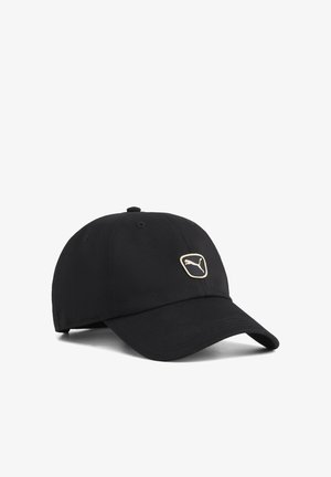 Schwarze Baseballkappe mit gebogenem Schirm und kleinem Puma-Logo vorne in der Mitte vor weißem Hintergrund.